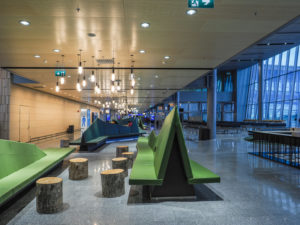 Helsinki-Vantaa lentoaseman lähtöaula, metsähallin pitkät vihreät nahkasohvat.. Metallirungot Mittametallin valmistamia.