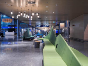 Helsinki-Vantaa lentoaseman lähtöaula, metsähallin pitkät vihreät nahkasohvat.. Metallirungot Mittametallin valmistamia.
