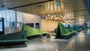 Helsinki-Vantaa lentoaseman lähtöaula, metsähallin pitkät vihreät nahkasohvat.. Metallirungot Mittametallin valmistamia.