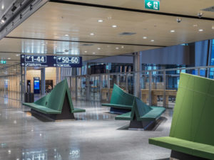 Helsinki-Vantaa lentoaseman lähtöaula, metsähallin pitkät vihreät nahkasohvat.. Metallirungot Mittametallin valmistamia.